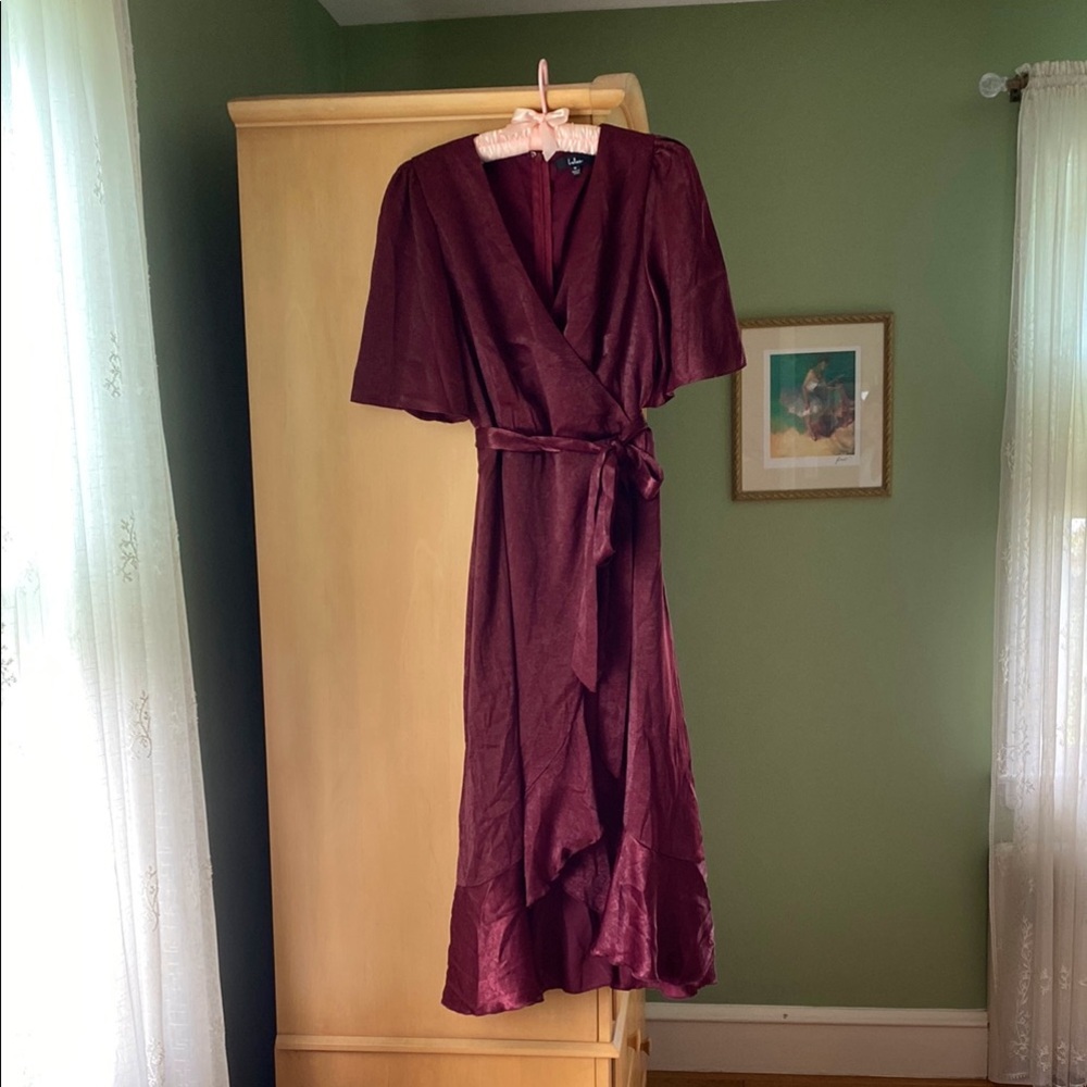 🎊🎉🍾NWT Elegant burgundy Lulu’s high-low midi short sleeve wrap dress